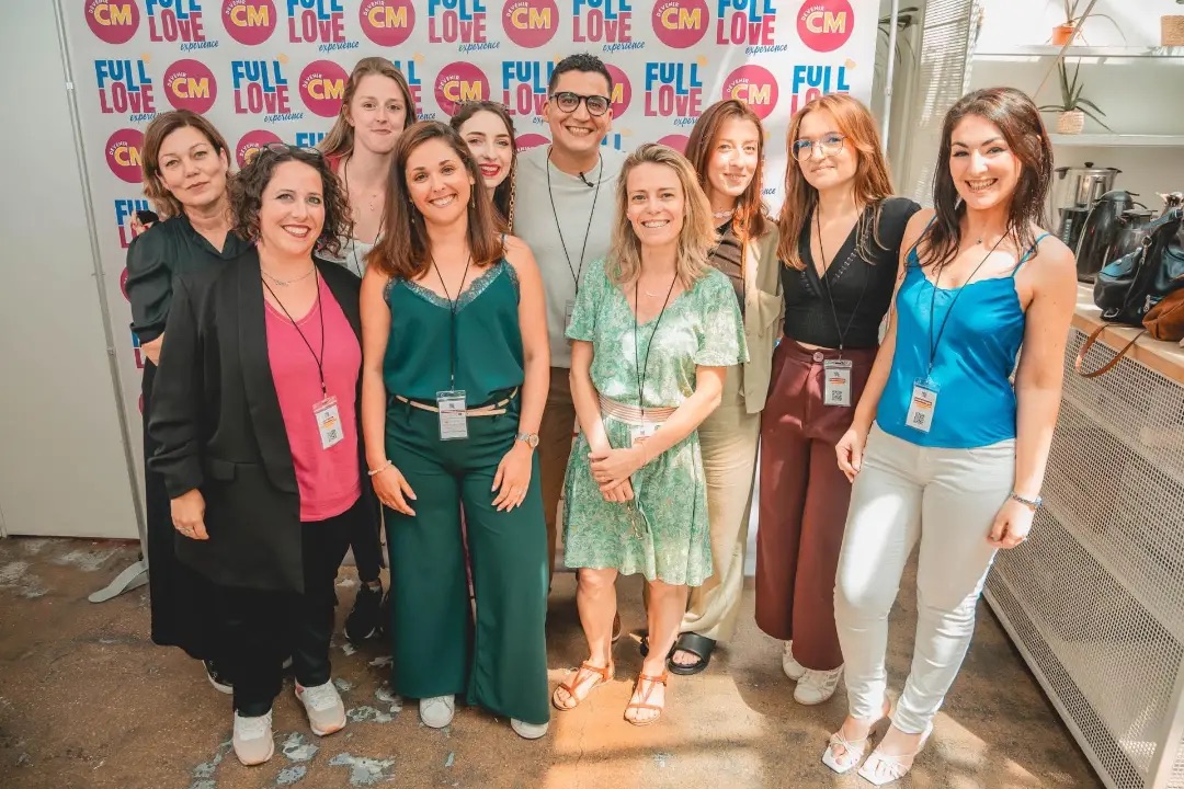 L'équipe et la communauté Devenir CM lors d'un événement Full Love Experience